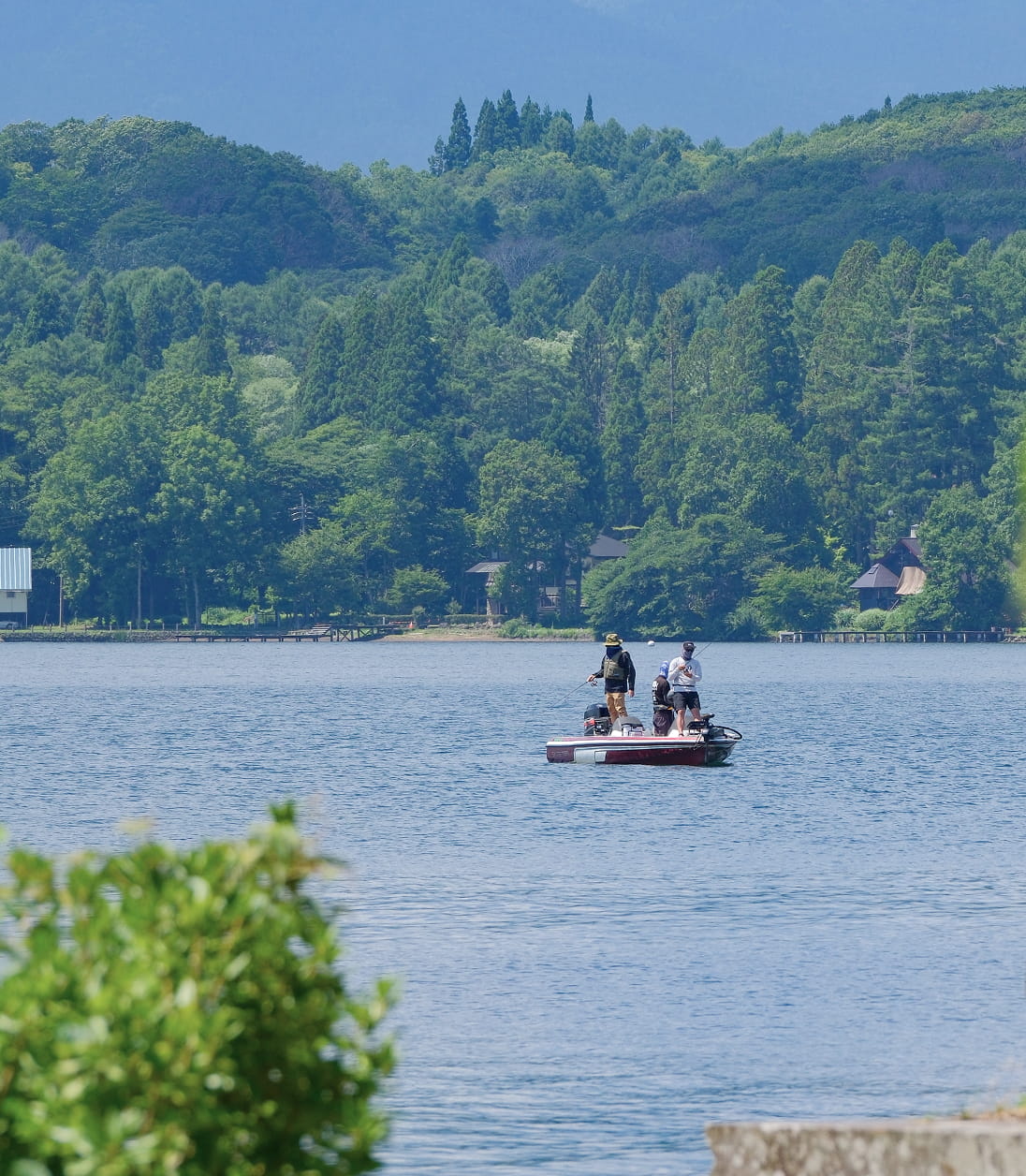 野尻湖で釣りをする人々の遠景