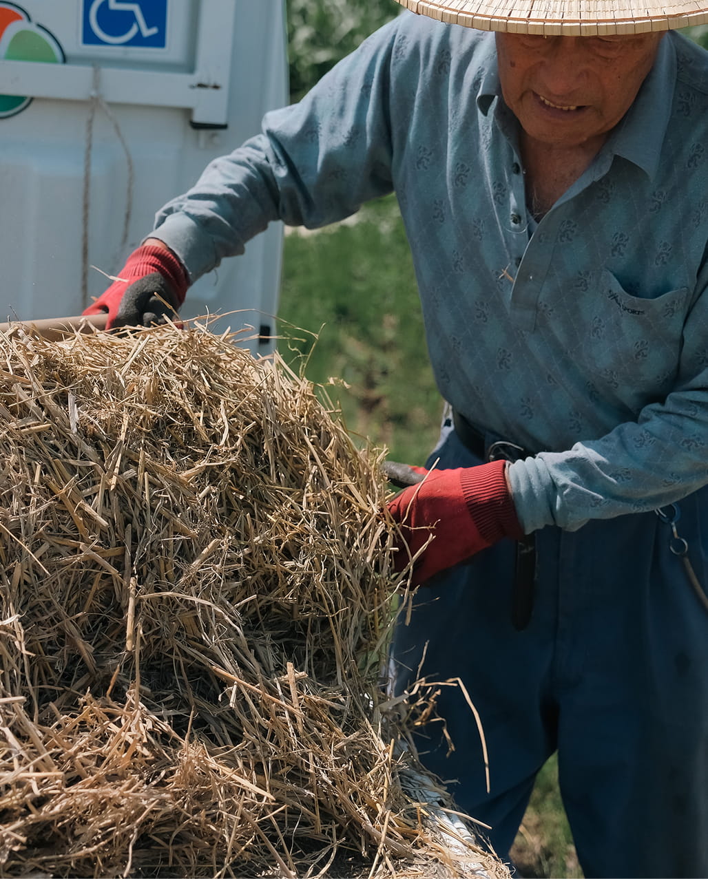 農作業をする男性