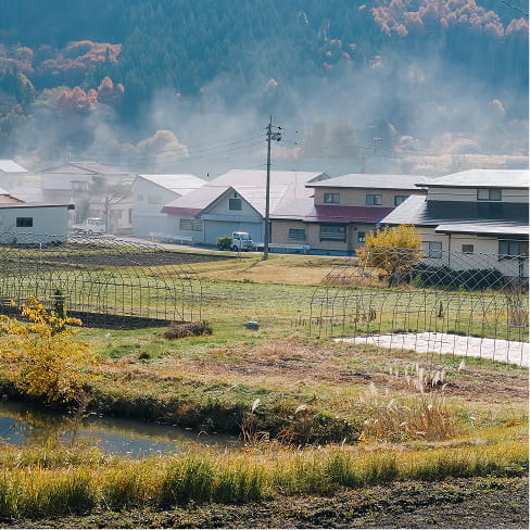 秋の畑と民家