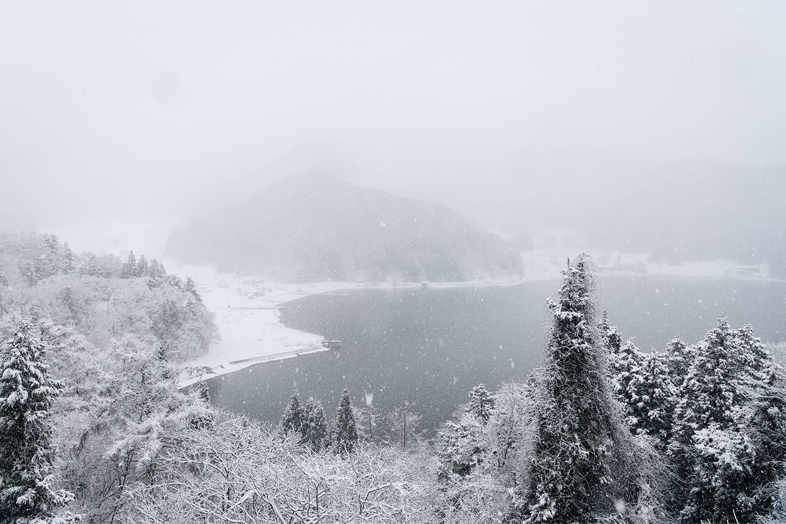 雪が降り積もった冬の野尻湖の風景