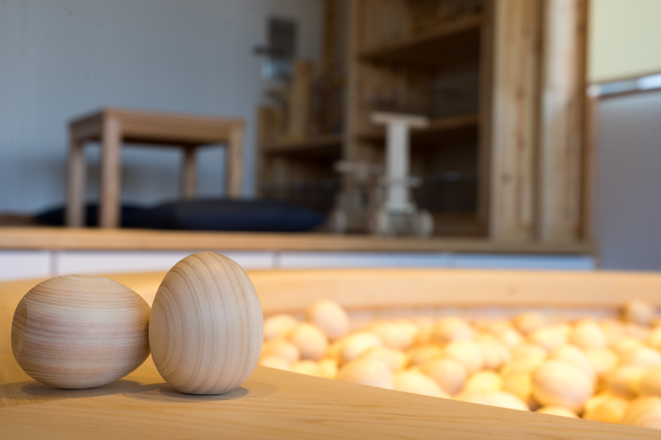 ナウマンゾウの卵発見！？木の香りがする子育て支援施設「なかよし」