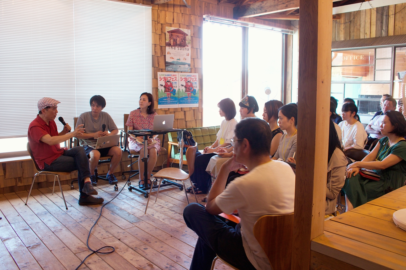 信濃町ライター養成講座の第1回、ゲストの北尾トロさんが話してる