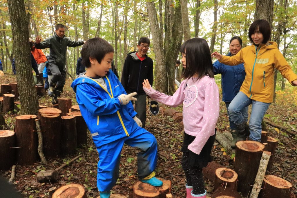 【ツアーレポート】憧れの丸太DIY！信州の湖畔で森の遊び場づくり