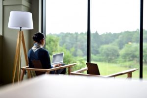 テレワークは森の中で！ワーケーションに最適な信濃町ノマドワークセンターがすごい