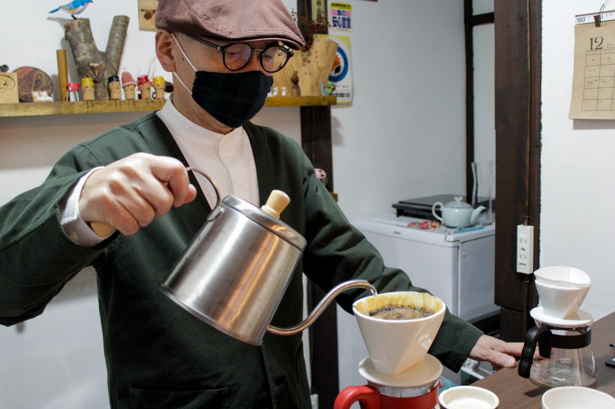 Cafe Soo&Suu... コーヒーを入れるオーナー