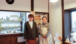 【移住者インタビュー】人と人をつなげる信濃町のリビング「Cafe Soo＆Suu...」とは。店主の室橋さんご夫妻に取材しました