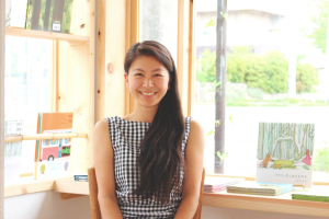 日々の暮らしがインスピレーションの源に。絵本作家いのうえかなさんが営む湖畔のお店を訪ねました