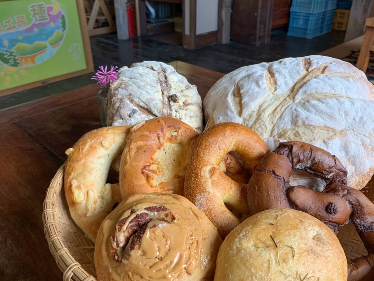 長野県信濃町のベーカリーカフェ「たねcafe  革工房種」の手作りパン