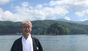野尻湖に浮かぶ宇賀神社で祈る宮司さんの思い。宮司の宮川滋彦さんにインタビュー
