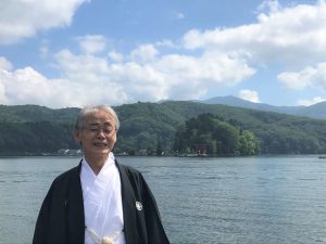 野尻湖に浮かぶ宇賀神社で祈る宮司さんの思い。宮司の宮川滋彦さんにインタビュー
