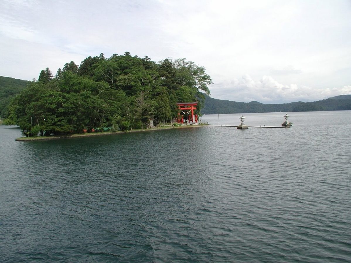 長野県信濃町野尻湖に浮かぶ宇賀神社