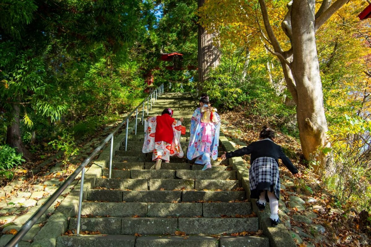 長野県信濃町野尻湖の宇賀神社。社殿に向かう階段を女の子が上っている