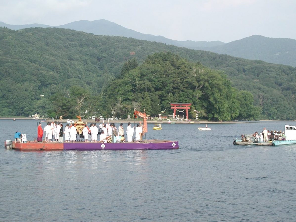 長野県信濃町野尻湖の宇賀神社。神輿を乗せた船で島のまわりを回る様子