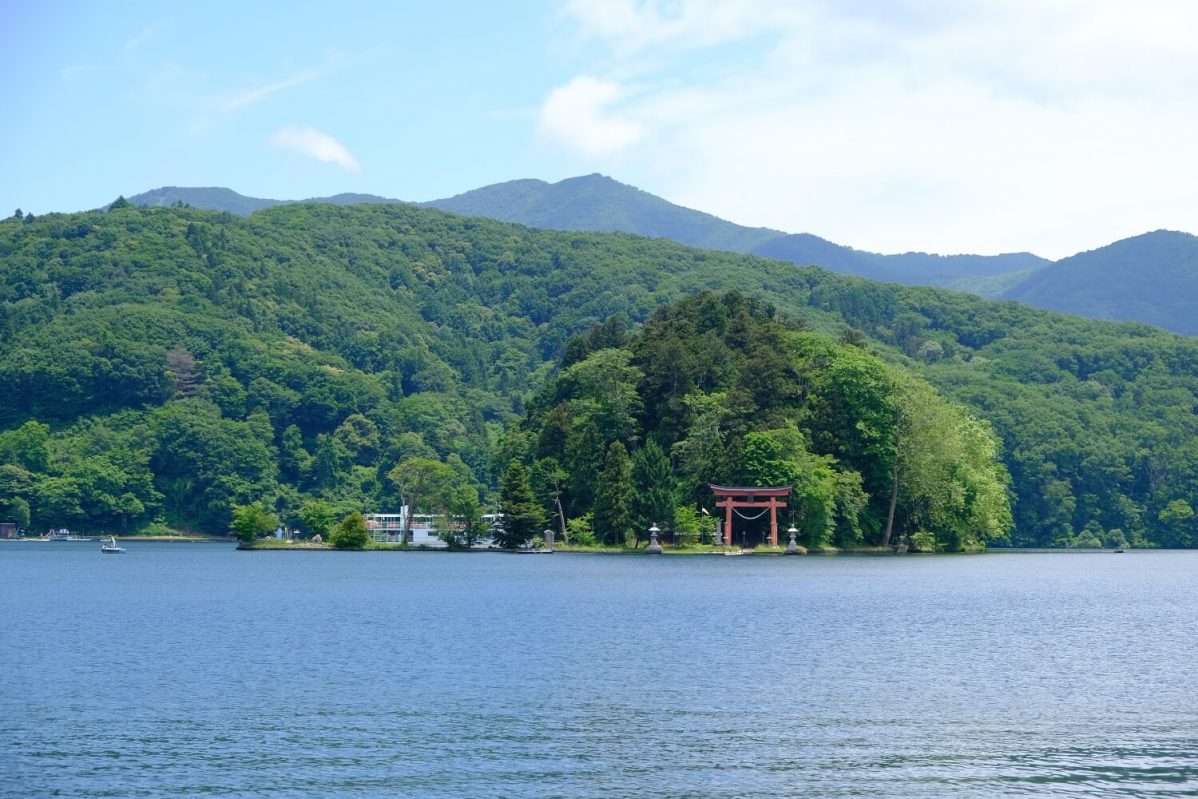 長野県信濃町野尻湖の宇賀神社。湖畔から見たところ