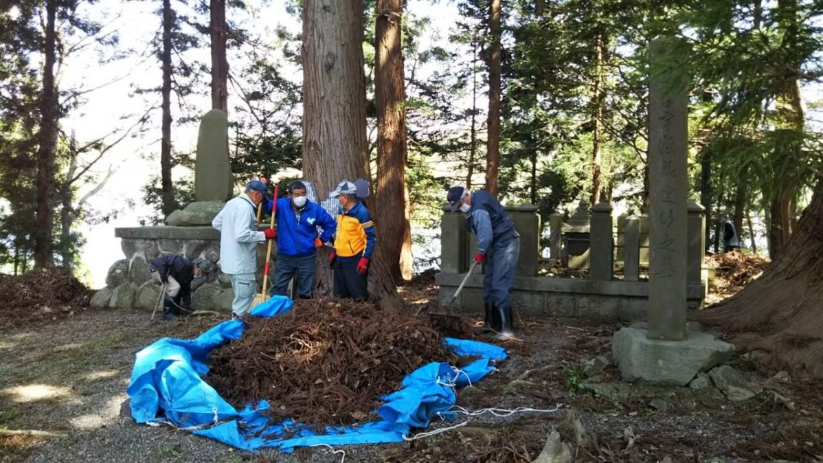長野県信濃町野尻湖の宇賀神社にて、お島掃除の様子