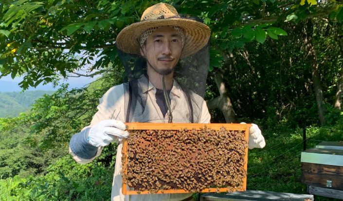長野県信濃町で国産ハチミツ養蜂場を起業した「美谷島養蜂」の美谷島 豪さんにインタビュー