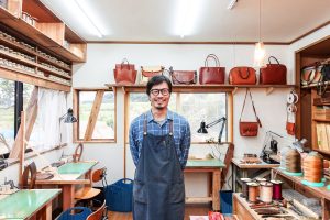 信濃町のクラフトスクール「AIDANA」を運営する矢持さんにインタビュー。移住前後の生活の違いや、仕事観について伺いました