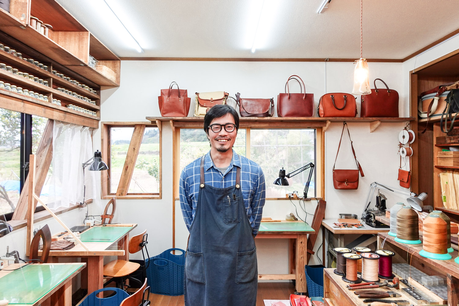 信濃町のクラフトスクール「AIDANA」を運営する矢持さんにインタビュー。移住前後の生活の違いや、仕事観について伺いました