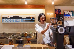 「自然の中で飲むコーヒーの美味しさを提案したい」。スペシャルティコーヒーの自家焙煎店Foret coffeeの松澤さんにインタビューのイメージ