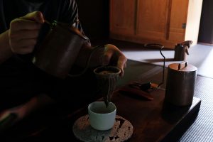 お客様と共に時間を紡ぐ「珈琲 占野」が信濃町にオープン。こだわり抜かれた珈琲を珈室（こしつ）で味わう極上のひと時