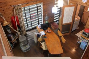 吹き抜け2階から見た1階