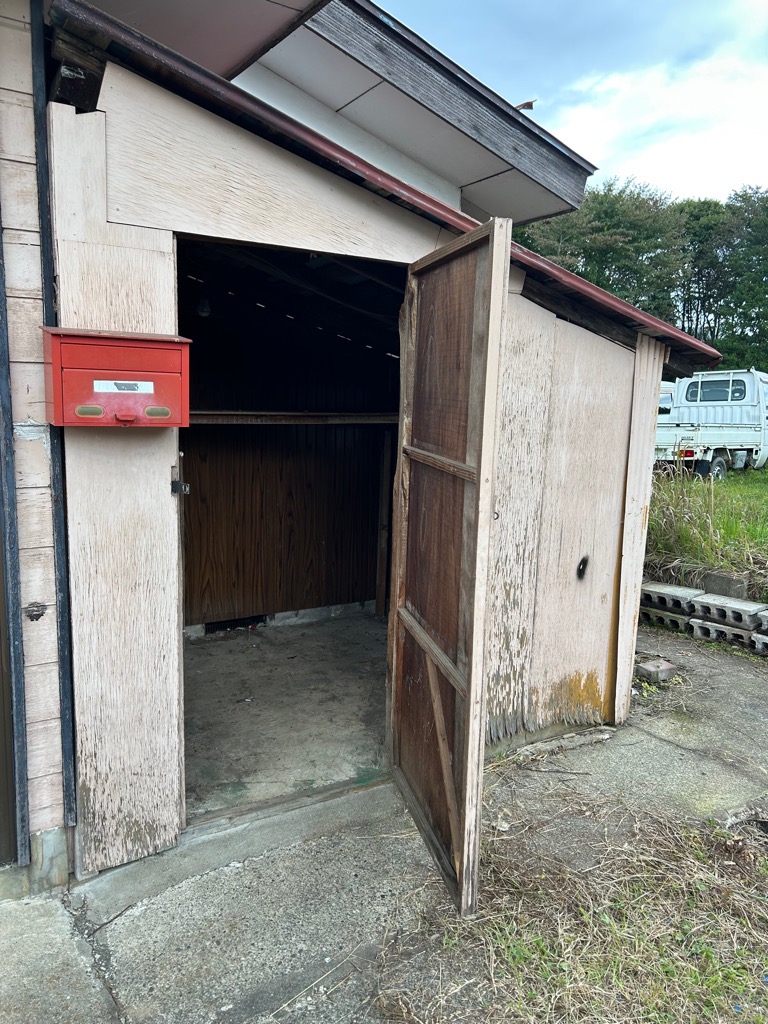 玄関横物置