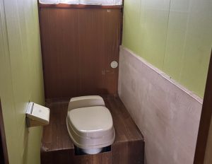 トイレ　汲み取り式