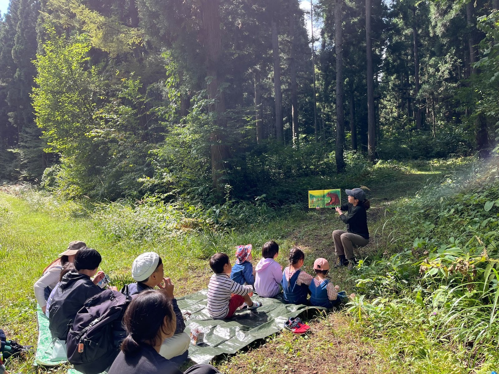 森の中で物語の世界に浸る。黒姫童話館主催「森のおはなし会」